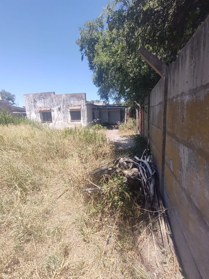 Lote con casa a reciclar