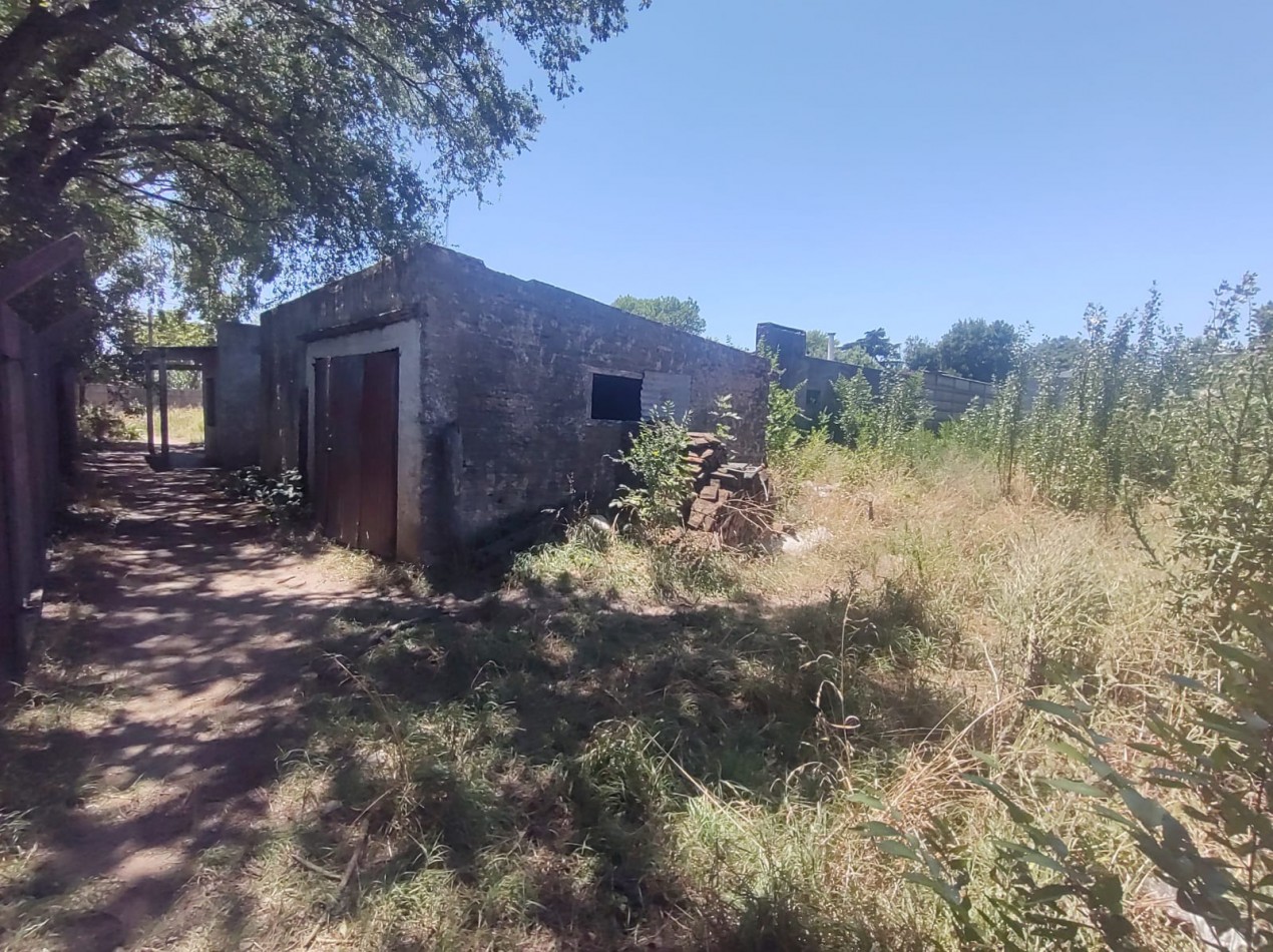 Lote con casa a reciclar