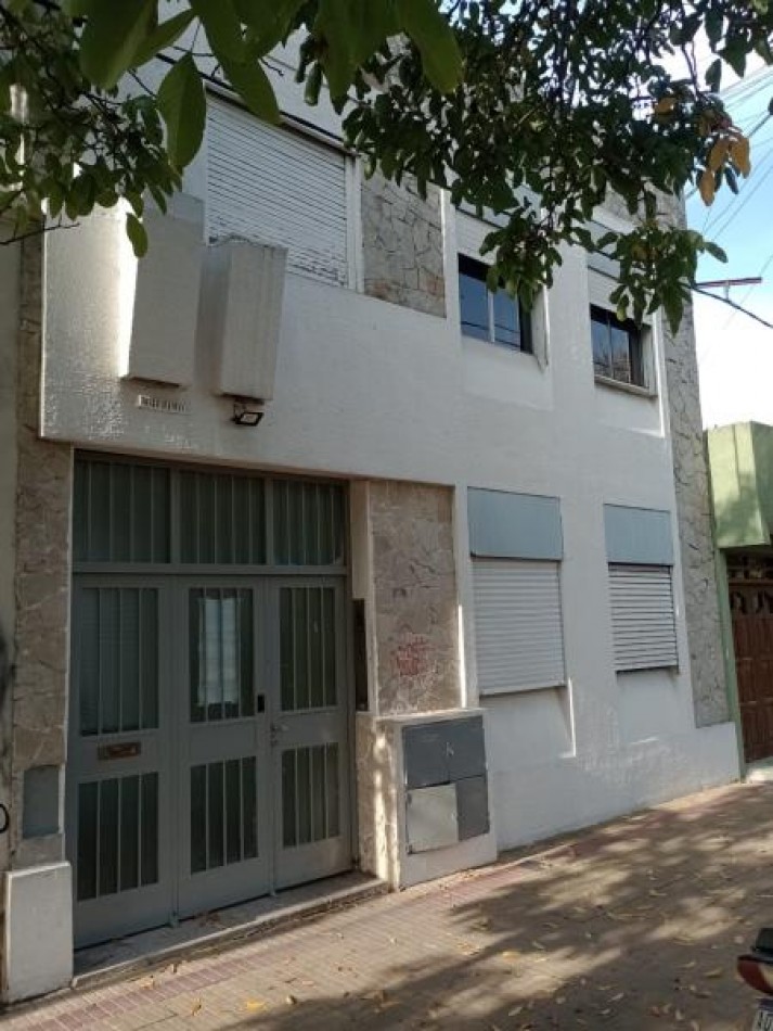 Departamento en PH en  venta de dos dormitorios en calle 8 entre 68 y 69 