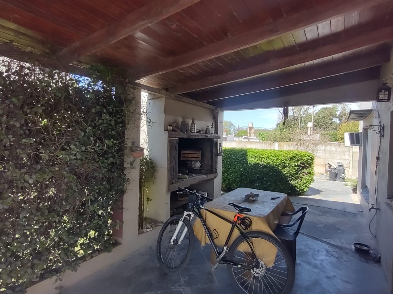 Casa en venta sobre ruta 205 entre Estrada y Av. Pereyra