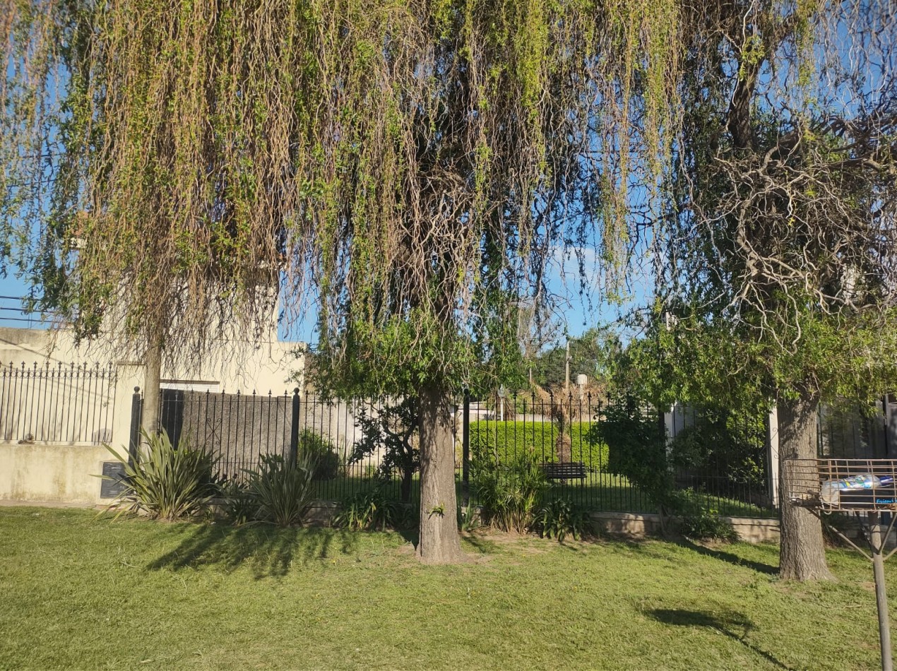 Casa en venta sobre ruta 205 entre Estrada y Av. Pereyra