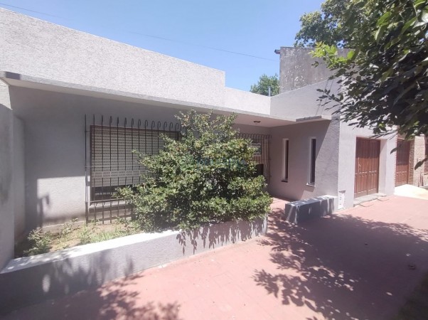 Venta de Casa en calle Estrada esquina Yrigoyen 